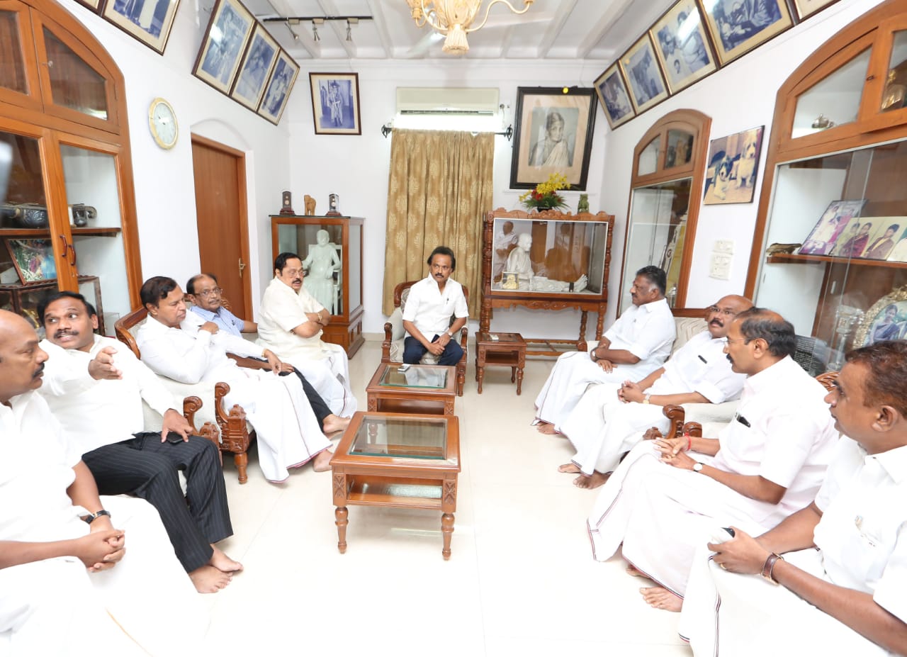 ஸ்டாலினுடன் ஓ.பி.எஸ், அமைச்சர்கள்