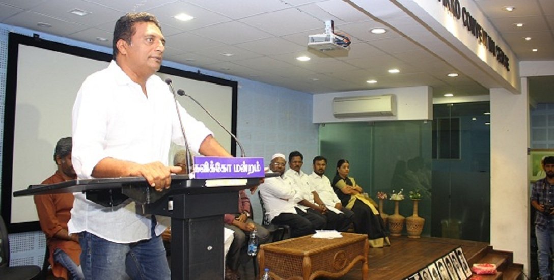 ”இறந்தாலும் உயிர்தெழுந்து கேள்வி எழுப்புவோம்!”- ஸ்டெர்லைட் நினைவஞ்சலிக் கூட்டத்தில் பிரகாஷ்ராஜ்