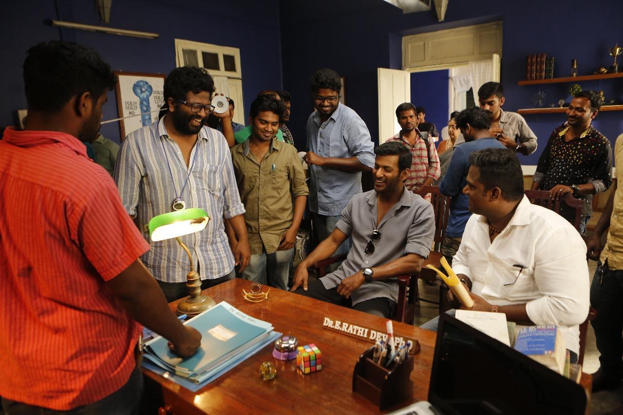 இரும்புத்திரை படபிடிப்பில் கவிதாவின் மகன் மித்ரன்