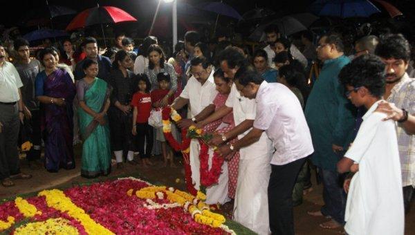 அழகிரி மற்றும் ஸ்டாலின் கருணாநிதி நினைவிடத்தில்