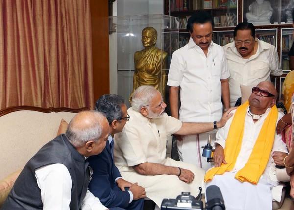 தி.மு.க. தலைவர் கருணாநிதியுடன் மோடி, ஸ்டாலின்