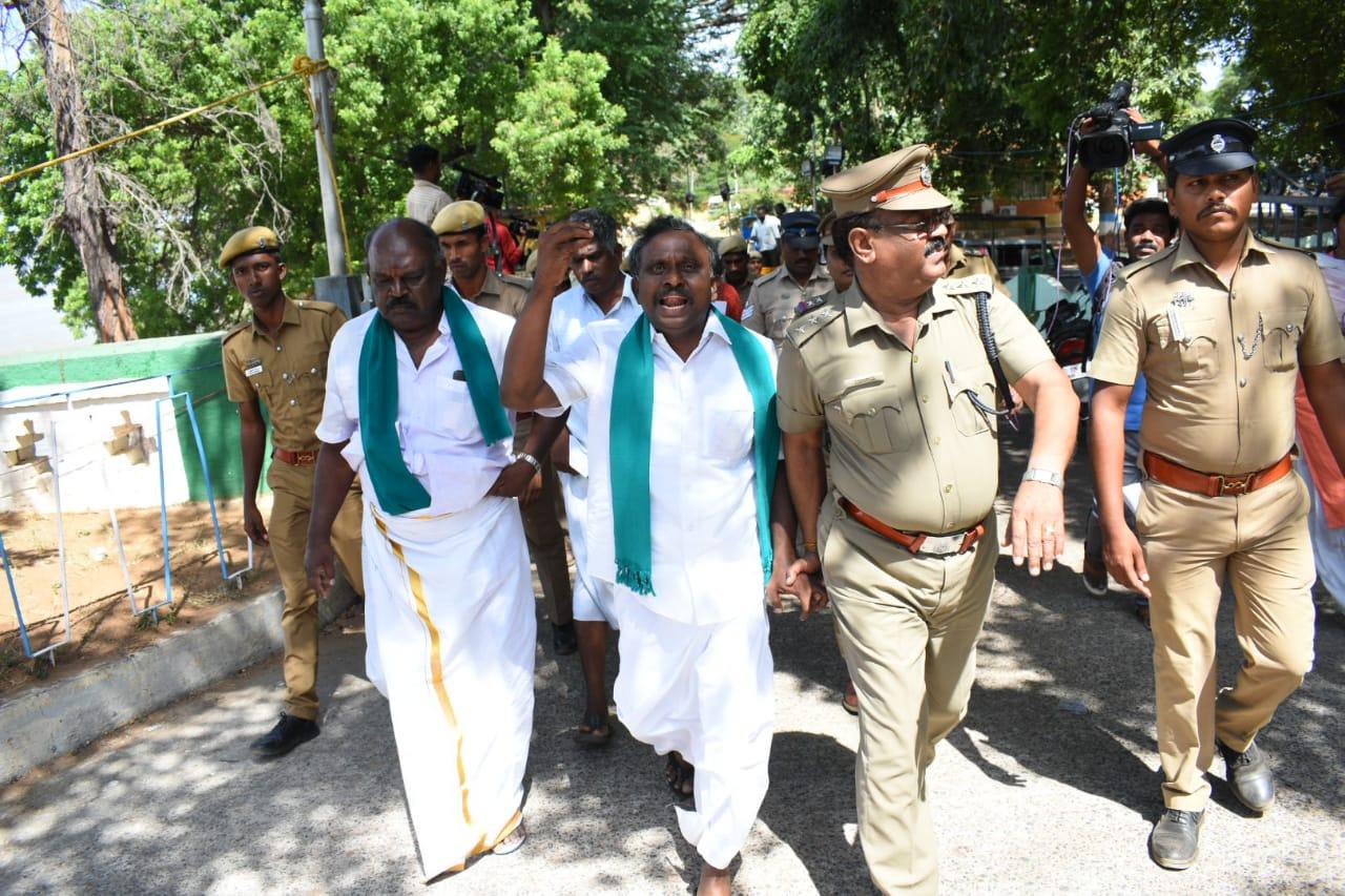 பி.ஆர்.பாண்டியனை அழைத்துச் செல்லும் போலீஸ் பி.ஆர்.பாண்டியனை அழைத்துச் செல்லும் போலீஸ்