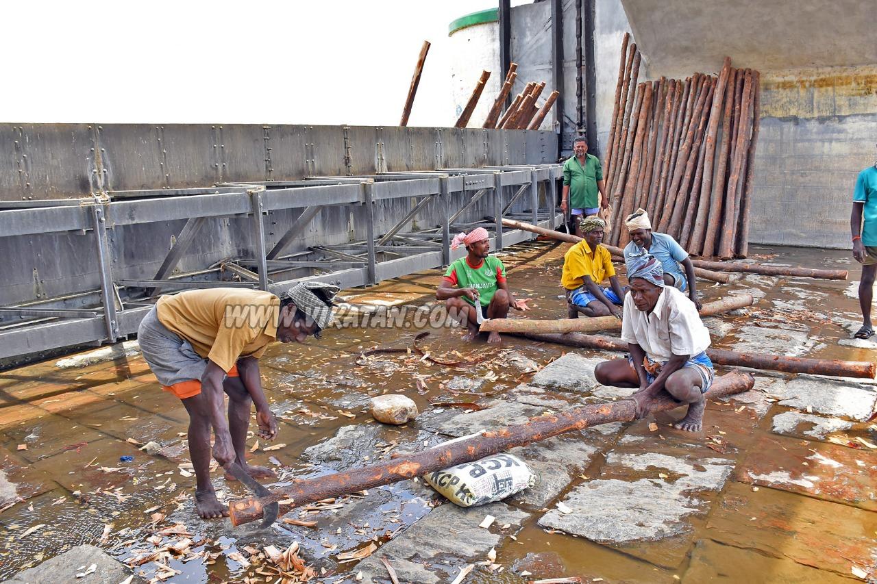 உடைந்த கொள்ளிடம் பாலம் உடைந்த கொள்ளிடம் பாலம்