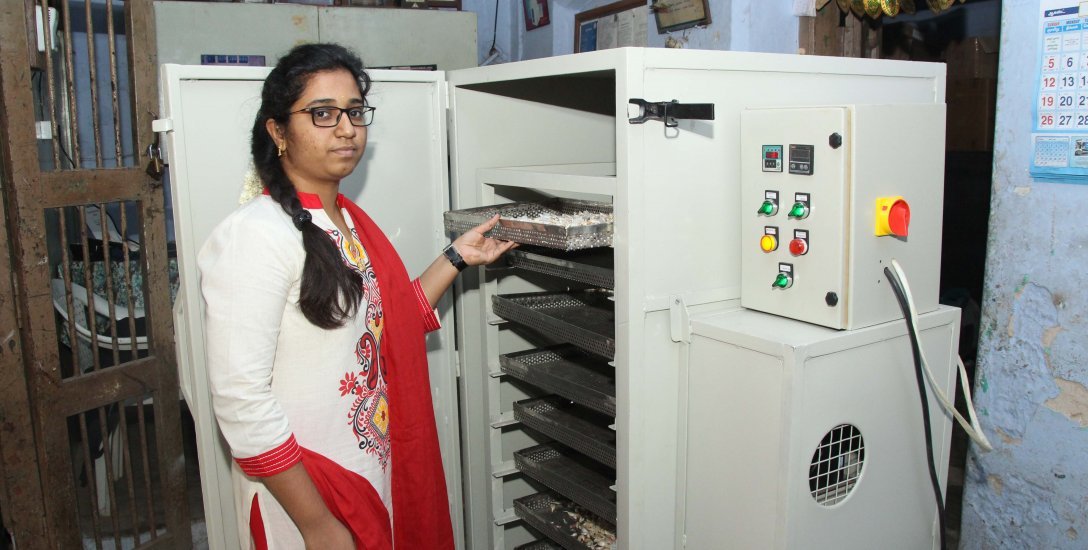 ''வெங்காயம் - பூண்டு உரிக்கும் மெஷின் அப்பாவோட மூளை... என்னோட டெக்னாலஜி கலந்தது'' - அசத்தும் உசிலம்பட்டி ப்ரீத்தி