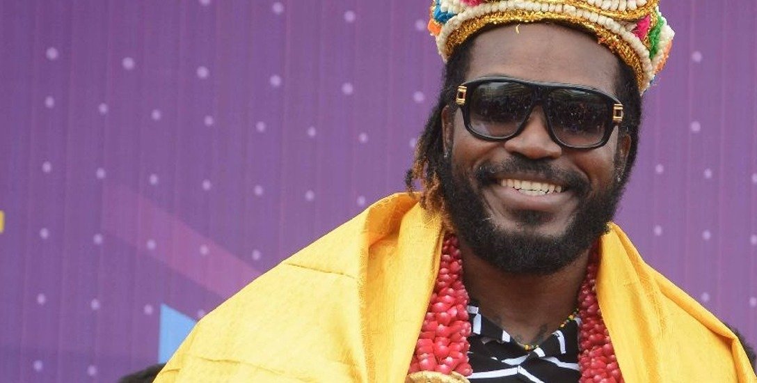 இவன் ஃபீல்டர்களை ரசிகர்களாக்குவான்... ரசிகர்களை ஃபீல்டர்களாக்குவான்...!  #HBDGayle #UniversalBoss