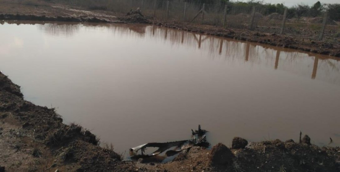 வயலைச் சுற்றி அகழி, அரை ஏக்கர் குளம்... மழைநீர் மேலாண்மையில் அசத்தும் கரூர் விவசாயி!