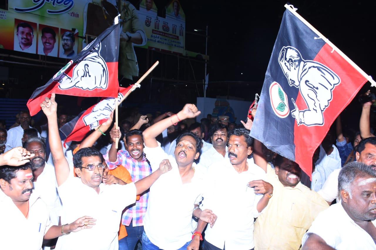 சர்கார் திரைப்படத்துக்கு எதிராக அதிமுகவினர் சர்கார் திரைப்படத்துக்கு எதிராக அதிமுகவினர்