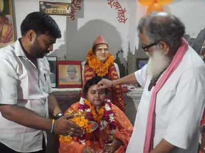 காந்தி உருவப்படத்தை துப்பாக்கியால் சுட்ட