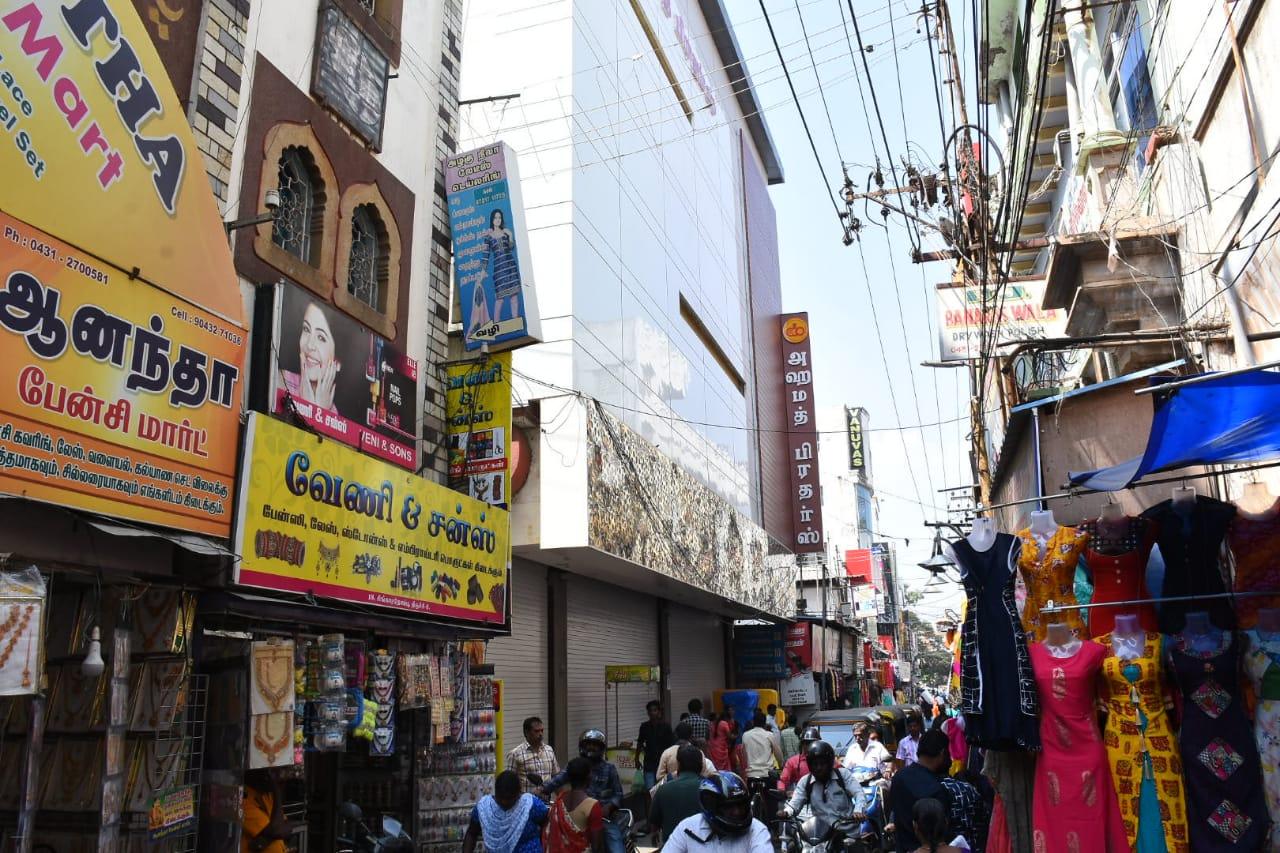 ஜவுளிக்கடையில் வருமானவரித் துறை சோதனை ஜவுளிக்கடையில் வருமானவரித் துறை சோதனை