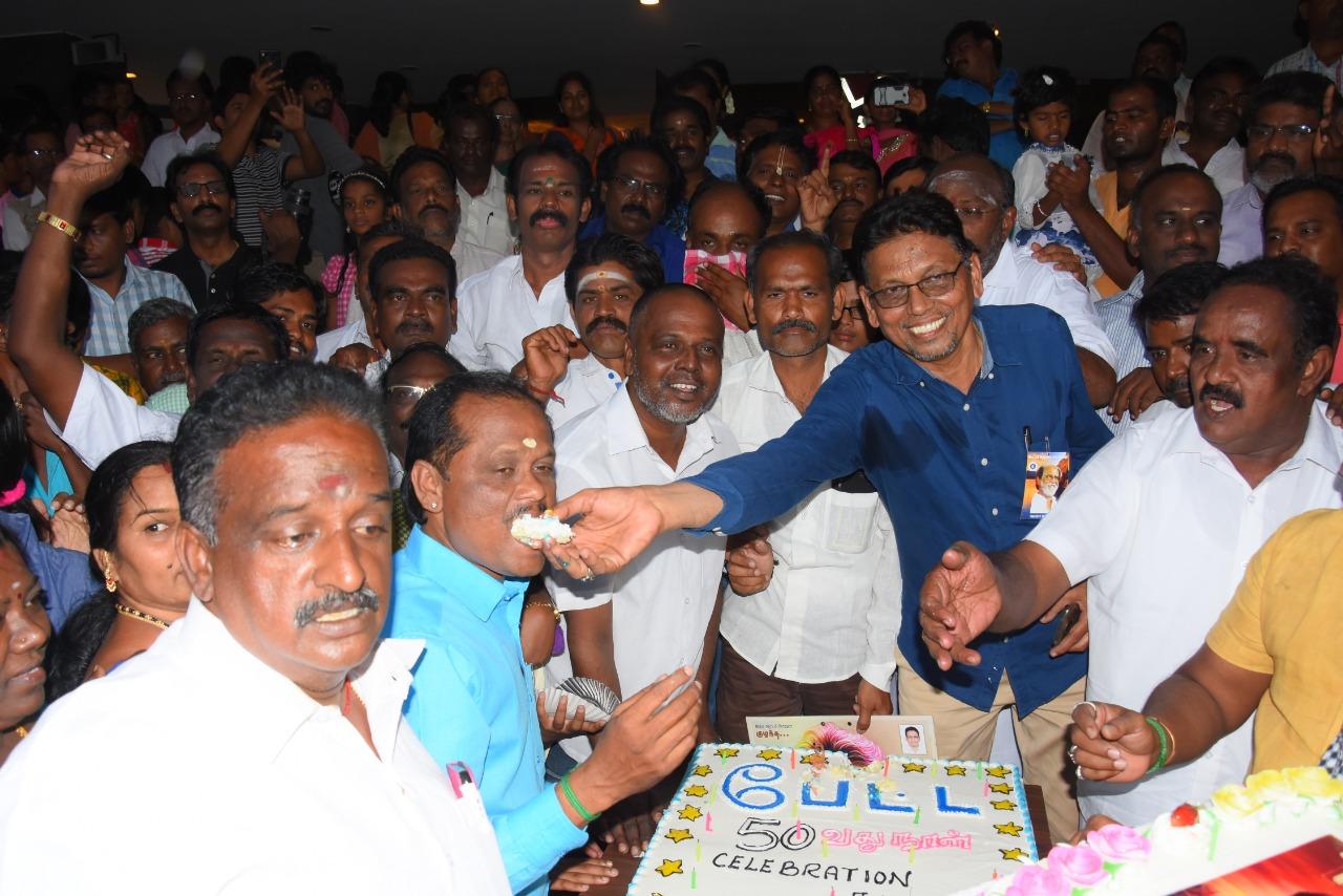 கேக் வெட்டி கொண்டாடிய ரஜினி ரசிகர்கள் கேக் வெட்டி கொண்டாடிய ரஜினி ரசிகர்கள்