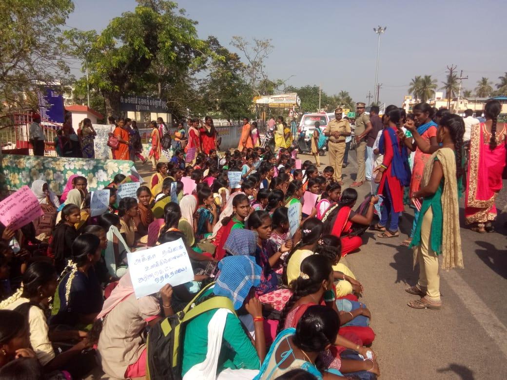 சாலையில் அமர்ந்து மாணவிகள் போராட்டம்