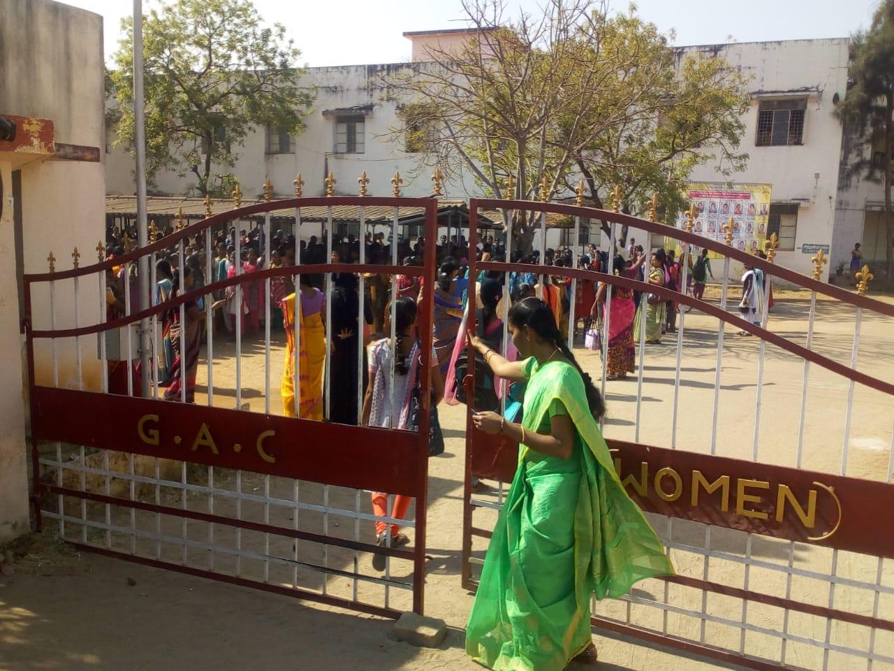 பொள்ளாச்சி சம்பவத்தை கண்டித்து கல்லூரி வளாகத்தில் மாணவிகள் போராட்டம்