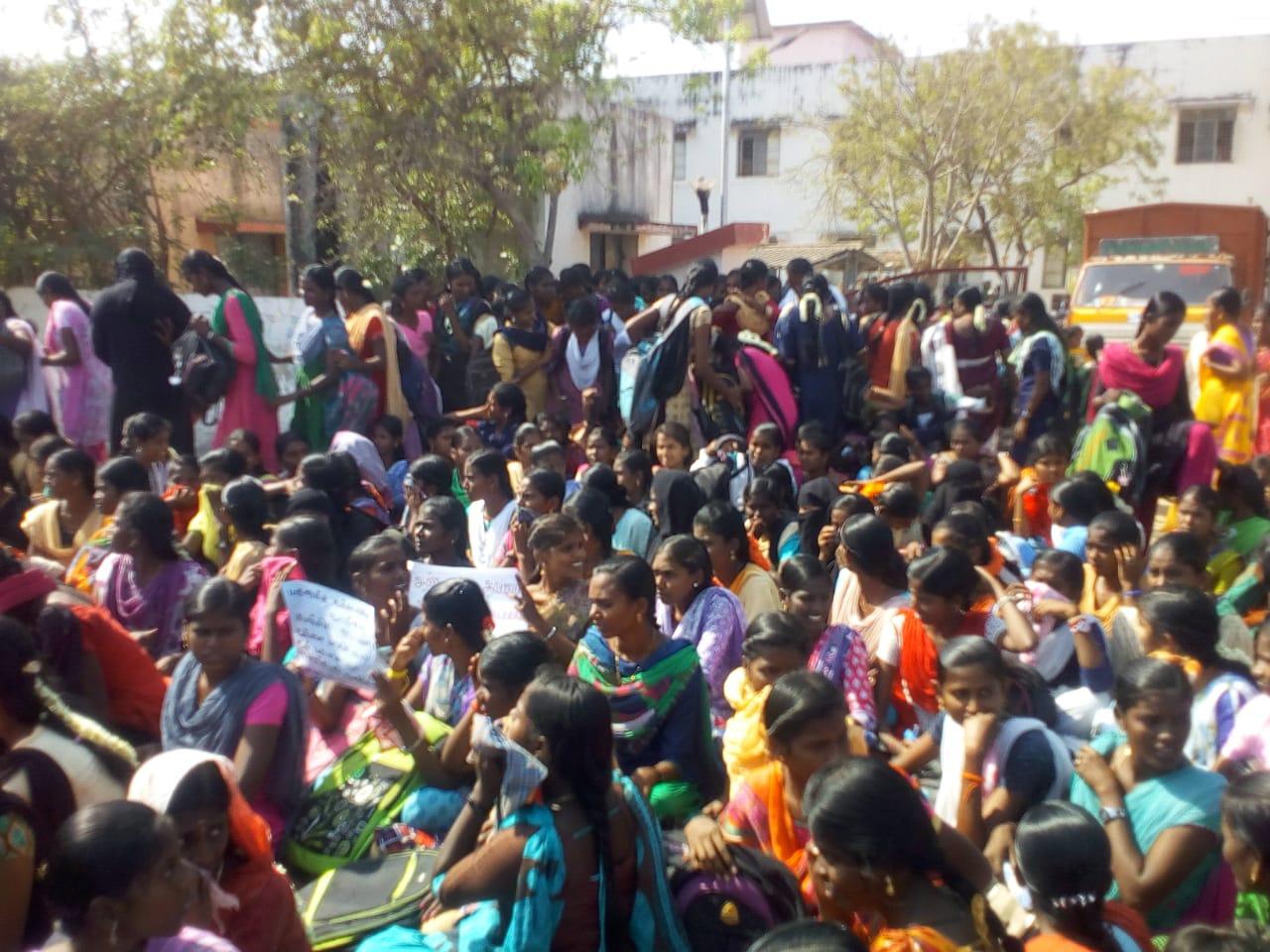 பொள்ளாச்சி சம்பவத்தை கண்டித்து மாணவிகள் போராட்டம்